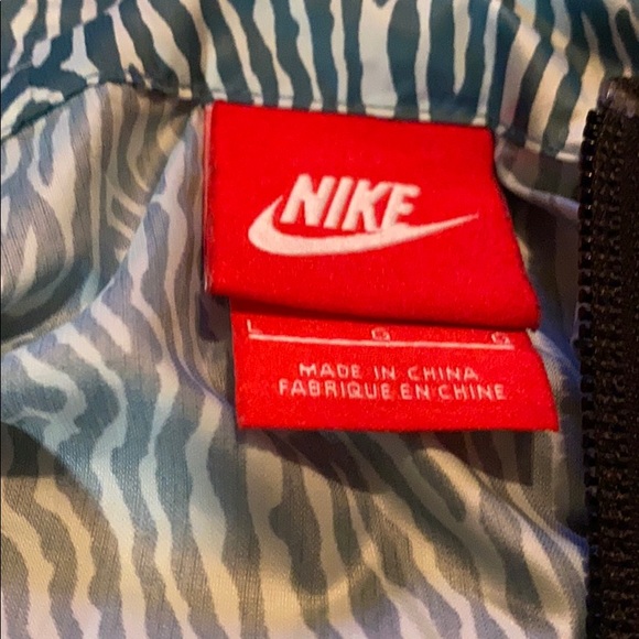 Nike light weight jacket ! Size Large. - Picture 3 of 3